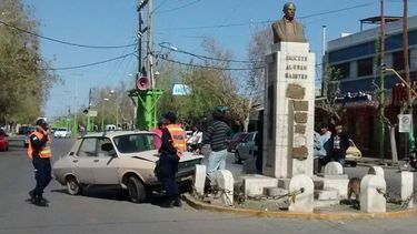Por una mala maniobra, un auto se estrelló contra un monumento