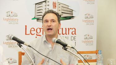 El violoncelista Iñaki Etxepare presentó su libro en la provincia