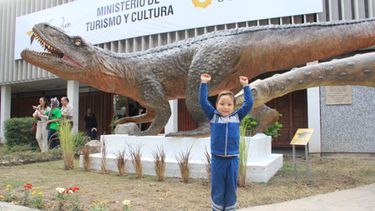 Los turistas disfrutan del nuevo dinosaurio