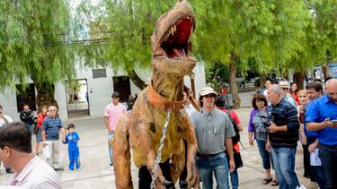 El dinosaurio interactivo que recorrerá el país para promociones