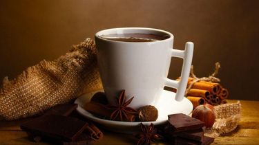Por qué no debes tomar chocolate caliente