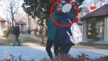 Un canal de TV de Irán pidió perdón por pasar un piquito al aire