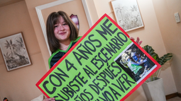Yasmín y el cartel especial que llevó al recital de Ricardo Arjona en Buenos Aires. Yasmín y el cartel especial que llevó al recital de Ricardo Arjona en Buenos Aires.