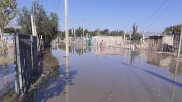 Un caos: por la basura acumulada se inundó un asentamiento de La Bebida