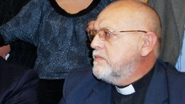 El cura sanjuanino que intriga al país por su forma de dar misa