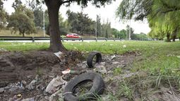 Desde neumáticos, residuos y escombros hasta animales muertos, sacan de la Avenida de Circunvalación durante los operativos de limpieza.