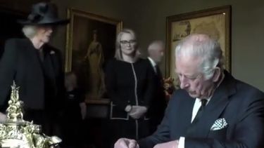 Mirá la increíble rabieta del nuevo rey inglés porque se manchó los dedos con...