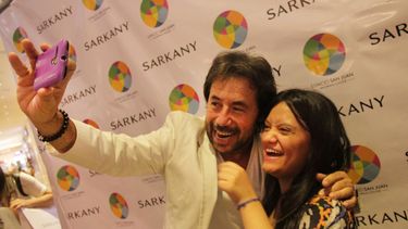 Si estuviste en la inauguración del local de Ricky Sarkany buscate