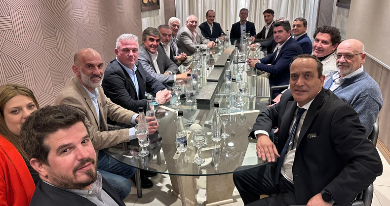 Marcelo Orrego, junto a empresarios de CAEM en San Juan.