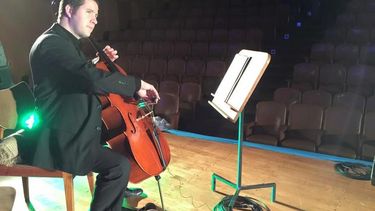 Habló por primera vez el violoncelista que se bajó de Carmina Burana por motivos religiosos