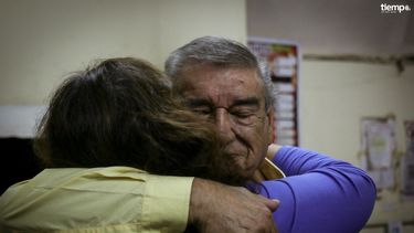 El abrazo del alma entre Pipo y su hija Patricia. Me emocionás, le dijo a su padre. Foto: Leandro Porcel.