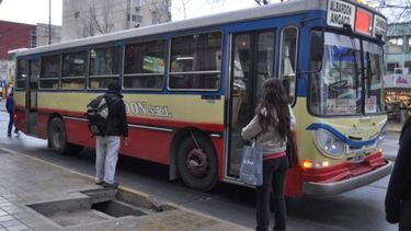 Aumento inminente: hablan de un boleto de micro de 17 pesos