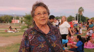 María Esther Malla, la costurera que disfruta de confeccionar el vestuario de una murga infantil de Caucete.