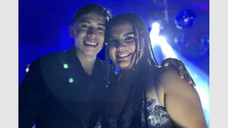 Un joven le propuso casamiento a su novia en su fiesta de egresados en Rawson