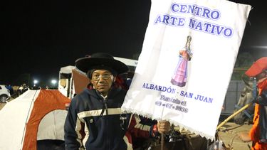 Carlos Algañaraz, el albardonero que le cumple hace 8 años a la Difunta Correa en un acto de fe y religión