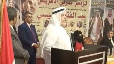 Frente a todos: un embajador murió cuando daba un discurso