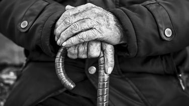 Un abuelo de 83 años espera hace días que alguno de sus hijos lo busque