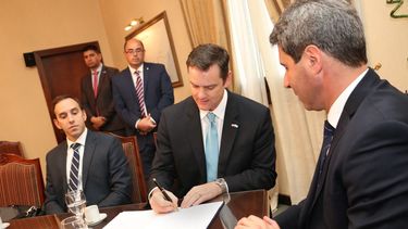 Uñac acordó con el embajador estadounidense becas de intercambio