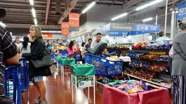 Los supermercados sanjuaninos con multitud de gente previo a la asunción de los nuevos mandatarios