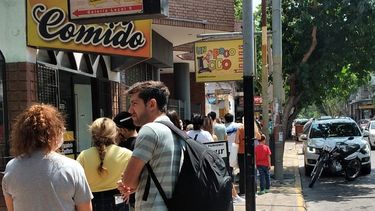 ¡Locos por Halloween!: cola interminable en el centro sanjuanino para comprar un disfraz