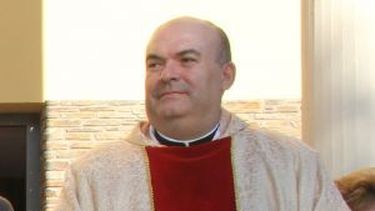 El padre Rómulo pidió disculpas y se llamó a silencio