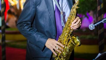 Desesperado, busca su saxofón que extravió en un colectivo