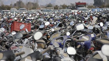 Se viene la limpieza de autos y motos tirados