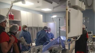 Los profesionales del Hospital Rawson, durante uno de sus procedimientos de hemodinamia.