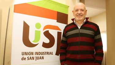 La historia de película del cura que dejó los hábitos en San Juan