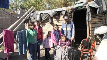 Asisten con un módulo habitacional a niña con distrofia muscular