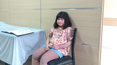 En medio de su recuperación luego de sufrir quemaduras en prácticamente todo su cuerpo, Francesca realiza distintas terapias y debe usar un traje especial para cuidar su piel.