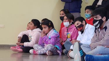 Alumnos de una escuela de Jáchal, cautivados por un show de magia