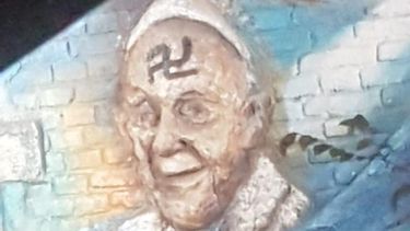 Dibujan un símbolo nazi sobre la imagen del Papa en Rivadavia Dibujan un símbolo nazi sobre la imagen del Papa en Rivadavia