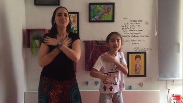 La cantante colombiana Marta Gómez se copó con una iniciativa de los Coros de Niños de la UNSJ La cantante colombiana Marta Gómez se copó con una iniciativa de los Coros de Niños de la UNSJ