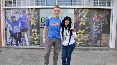 Juan Carlos Manzano, el hacedor del Proyecto Hoyt y María Elena, una de las soñadoras e integrantes del Team Hoyt, frente a su gimnasio en Rawson.&nbsp;