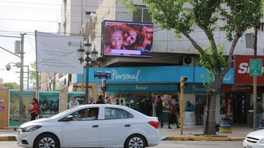 No muy brillantes y con seguro: las nuevas exigencias para pantallas LED en la ciudad