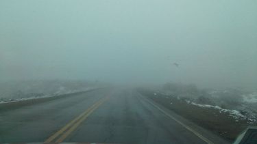 Iglesia, de blanco por la nieve y la neblina del camino