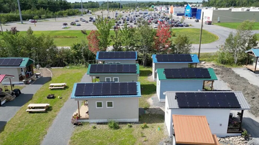 12 Neighbours albergará hasta 99 casas pequeñas diseñadas para ofrecer dignidad y seguridad a personas sin hogar.