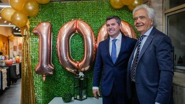 El gobernador Orrego y el director Emilio Ventura, juntos en el centenario de Radio Sarmiento.