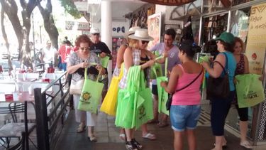 San Juan atrapa a más de 500 turistas en su stand de Cosquín