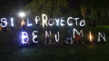 Investigan la aparición de Benjamín Olivares en una foto de sus papás