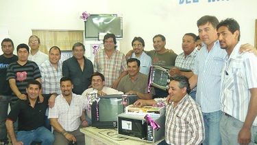 AOMA festeja el día del trabajador minero con sorteos y becas