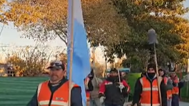 El homenaje más original a la Bandera: obreros marcharon con sus herramientas de trabajo y se hicieron virales