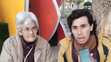 Tiene 83 años, vende cuadernitos en el Parque de Mayo y su historia se hizo viral