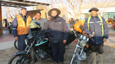 Ricardo Ortiz, Ismael Alfaro, Facundo Ortiz y Sebastián Manrique (izda. a dcha), junto a sus motos en la previa de la Cabalgata a la Difunta Teresa.