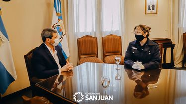 Uñac recibió a la agente que fue agredida mientras cumplía su trabajo en un bloqueo en Capital