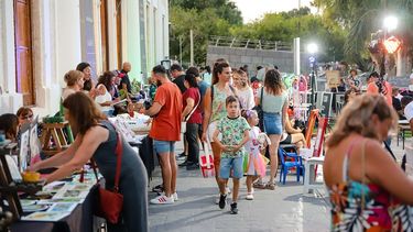 Miles de sanjuaninos disfrutaron el sábado la feria del andén en la Ex Estación San Martín