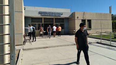Brutal pelea en la esquina de un colegio sanjuanino