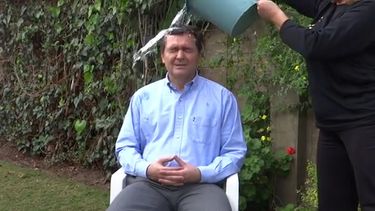 Hensel aceptó el desafío, y se pegó el baldazo solidario