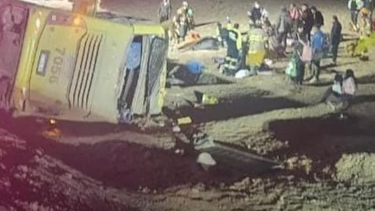 Un micro argentino volcó en Chile, hay cuatro muertos.